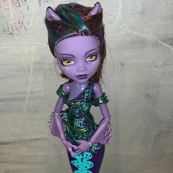 No box- Monster High Great Scarrier Reef Glowsome Ghoulfish Draculaura Doll - Picture 6 of 10